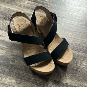CL by Laundry black and cork wedges Sz 7.5